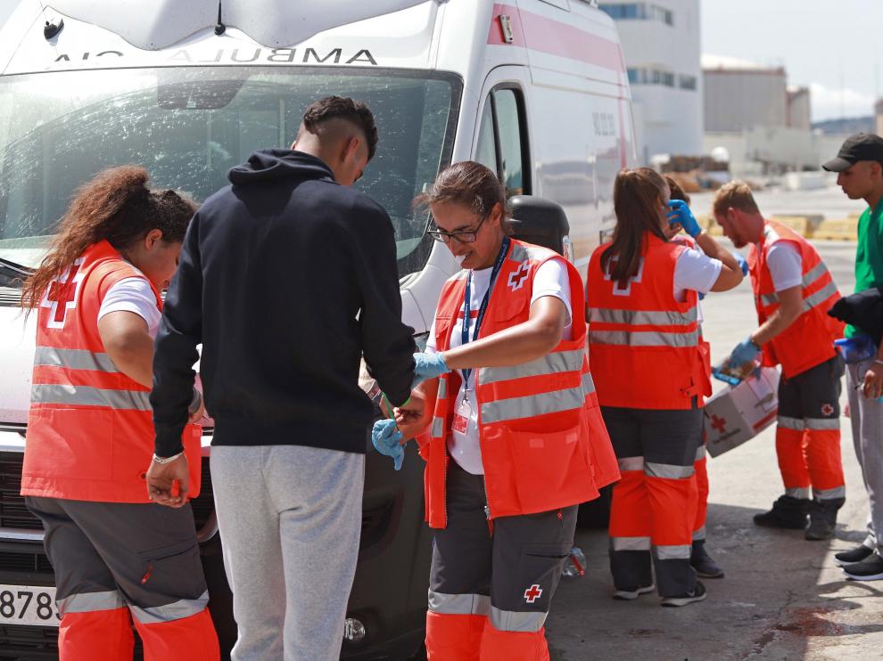 Varios de los 34 inmigrantes de origen marroquí rescatados el pasado viernes por Salvamento Marítimo en aguas del Estrecho.