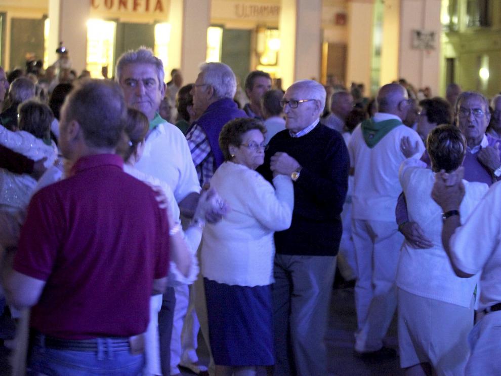 Verbena en la plaza de Luis López Allué con la música de La Fania.