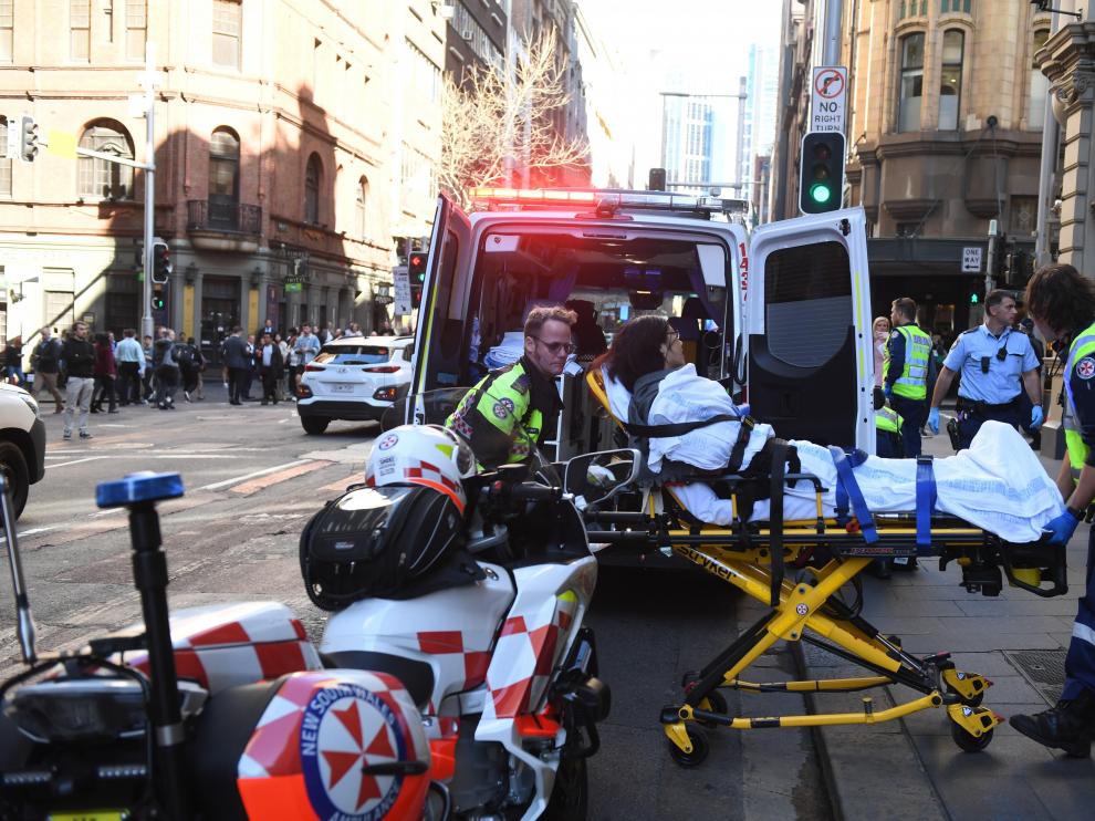 Una mujer es trasladada en ambulancia tras el ataque con cuchillo en Sídney.