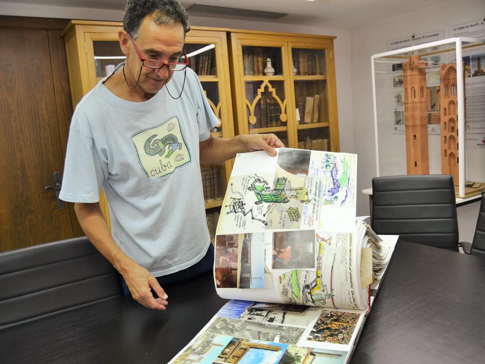 El presidente de la asociación El Patiaz muestra el Archivo Betoré que han recibido.