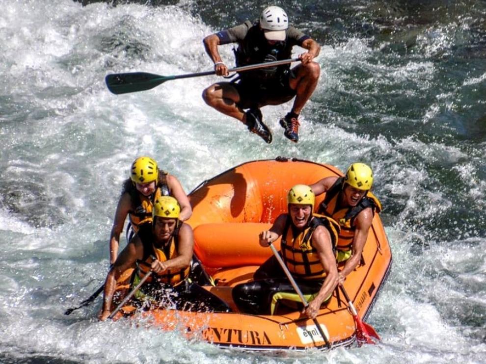 El rafting es la actividad más solicitada y deja momentos como este.