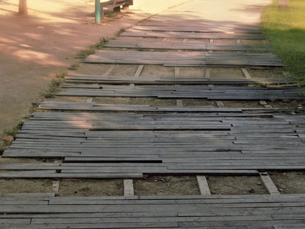 Estado de la pasarela de madera de la ribera a su paso por el barrio de Las Fuentes.