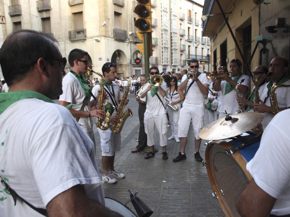 Fiestas de San Lorenzo 2012- Carreras de burros en los Porches de Galicia /Foto Rafael Gobantes / 11-8-12