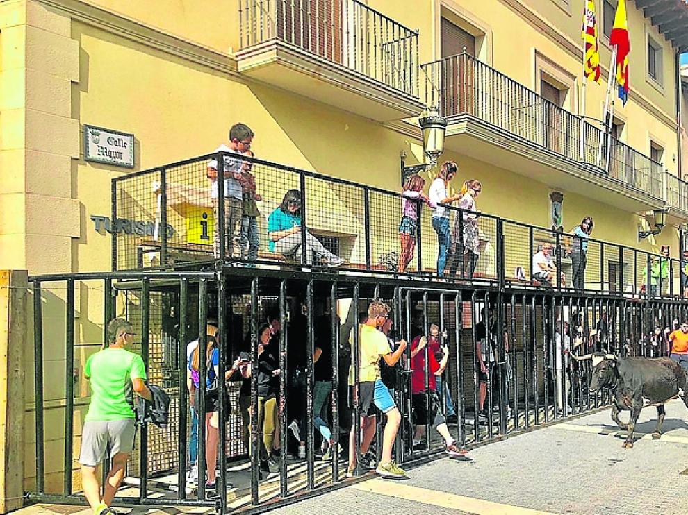 Vaquillas por las calles de La Puebla de Valverde.