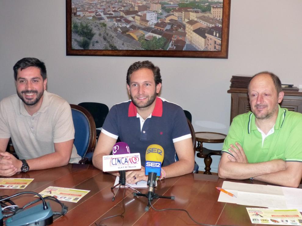 Miguel Hernández, concejal de ferias, Isaac Claver, alcalde y Chorche Paniello promotor de la feria, este martes en la presentación.