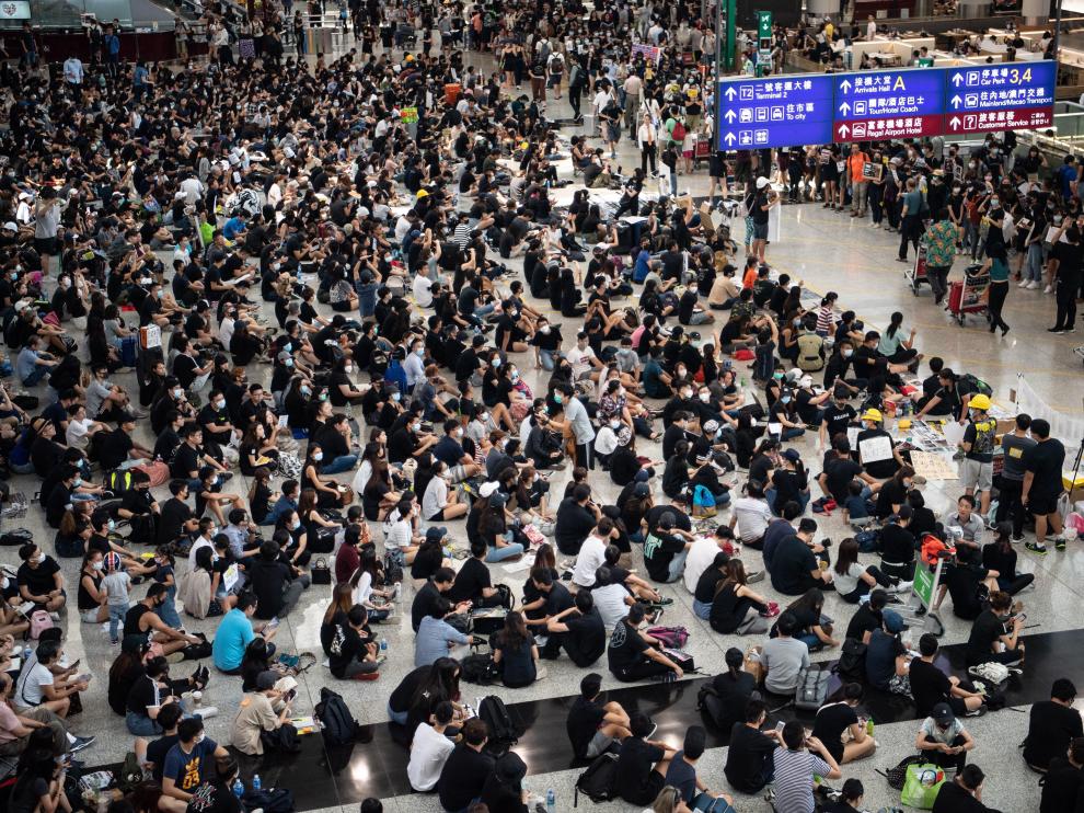 Hong Kong (China), 13/08/2019.- Protesters attend a sit-in against police violence in Hong Kong Chek Lap Kok International Airport, Hong Kong, China, 13 August 2019. Air passengers are facing a second day of disruption as the airport slowly gets back to capacity, following a mass protest on 12 August. Hundreds of flights are still marked as cancelled. (Protestas) EFE/EPA/LAUREL CHOR Anti-government protesters sit-in at Hong Kong airport