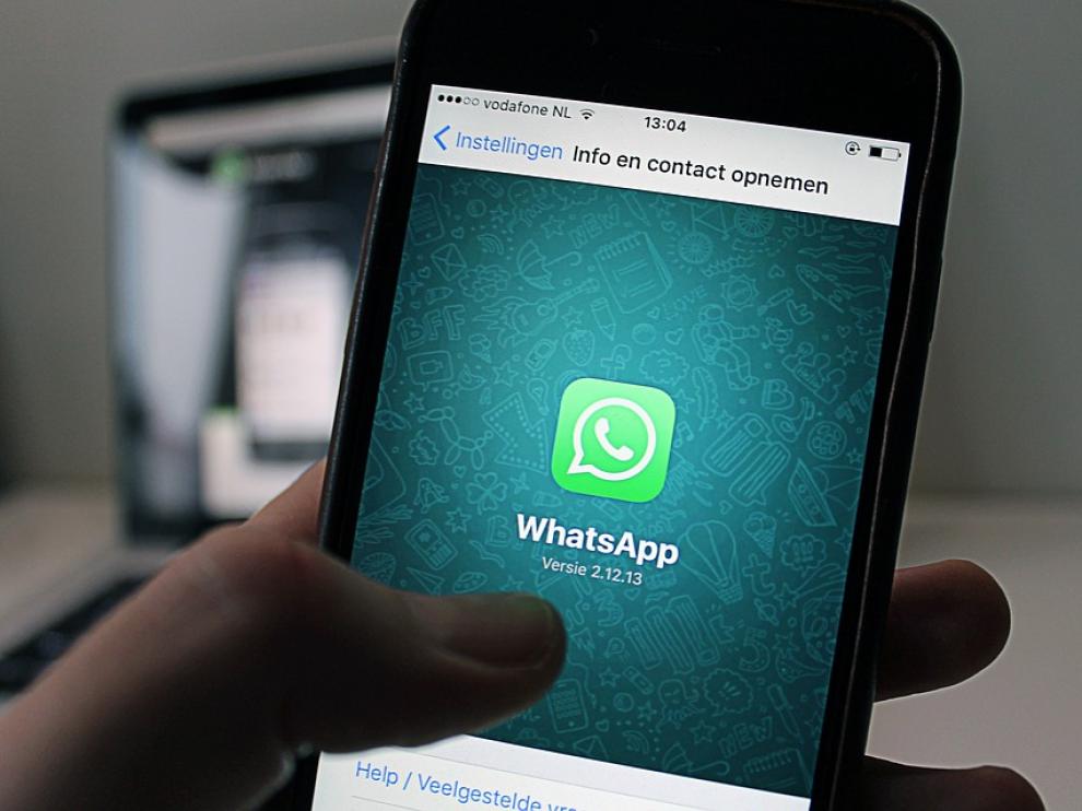 La mujer cogió el móvil y leyó la conversación de Whatsapp sin permiso.