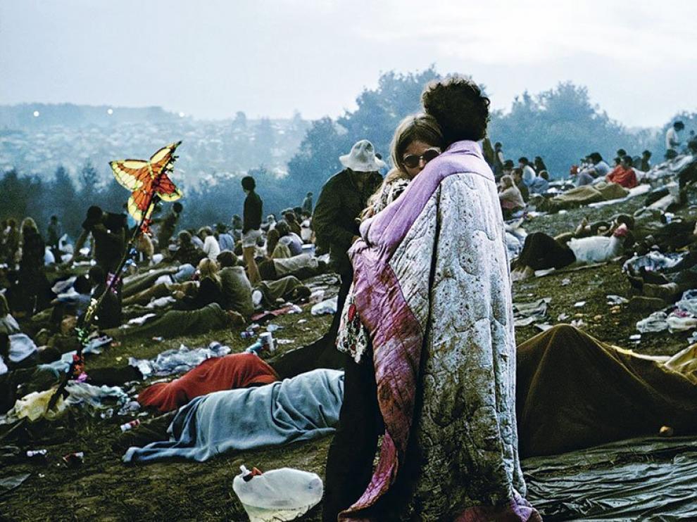 Pareja abrazada en el festival de Woodstock de 1969.