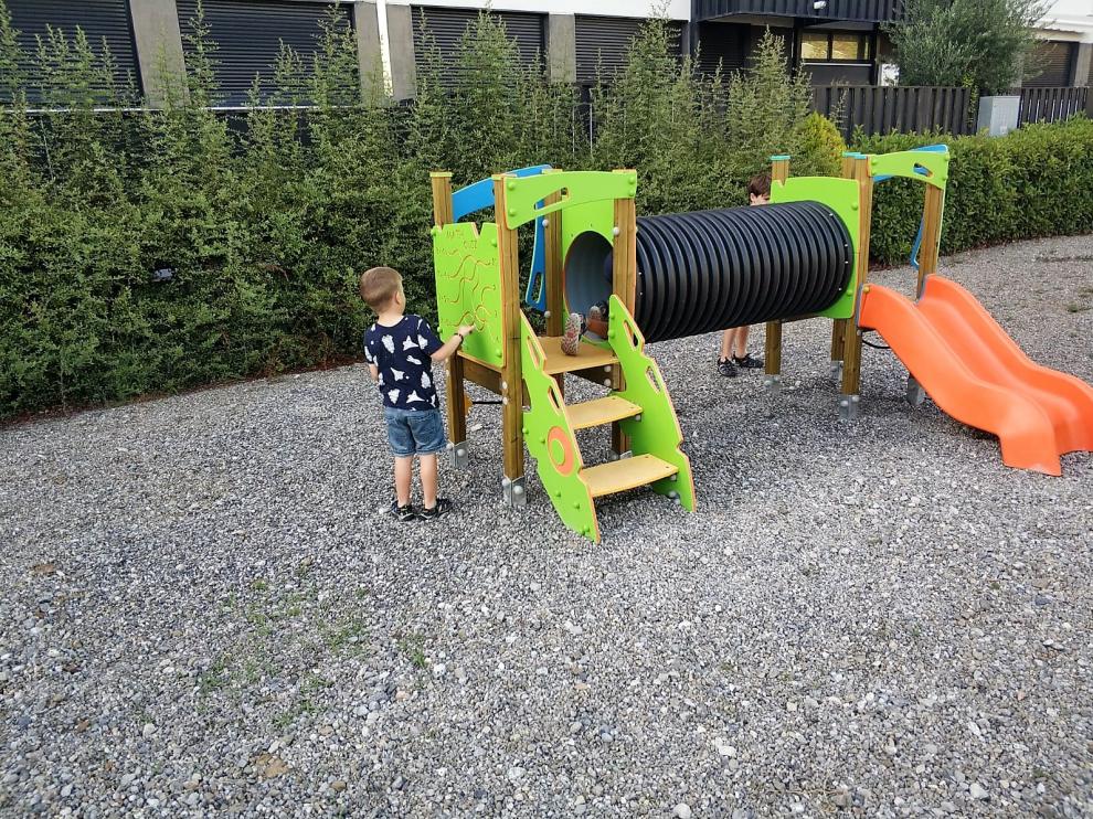 Aínsa moderniza con nuevos juegos sus parque infantiles.
