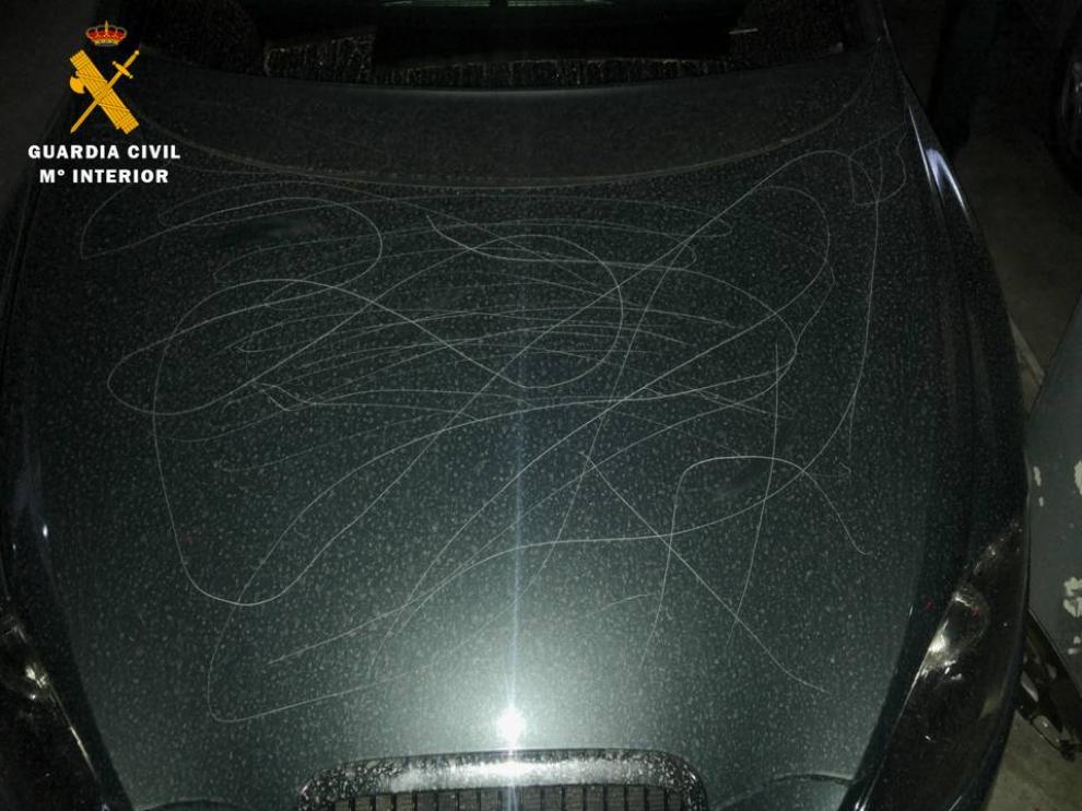 El condenado rayó todo el coche con un destornillador.