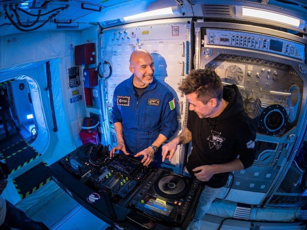 El astronauta italiano Luca Parmitano pincha música desde el espacio para una fiesta en Ibiza.