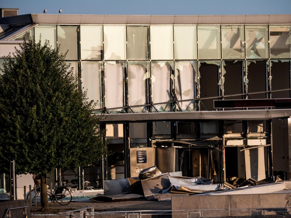 Copenhagen (Denmark), 07/08/2019.- A view of the front of the building with broken windows at the Danish Tax Authority at Oesterbro in Copenhagen, Denmark, 07 August 2019 following an explosion. Media reports state that on the evening of 06 August 2019, police received reports of a powerful explosion near Nordhavn Station. Police confirm that there has been a powerful explosion in front of the Tax Agency . (Abierto, Dinamarca, Copenhague) EFE/EPA/Olafur Steinar Gestsson DENMARK OUT Explosion in front of the Danish Tax Agency