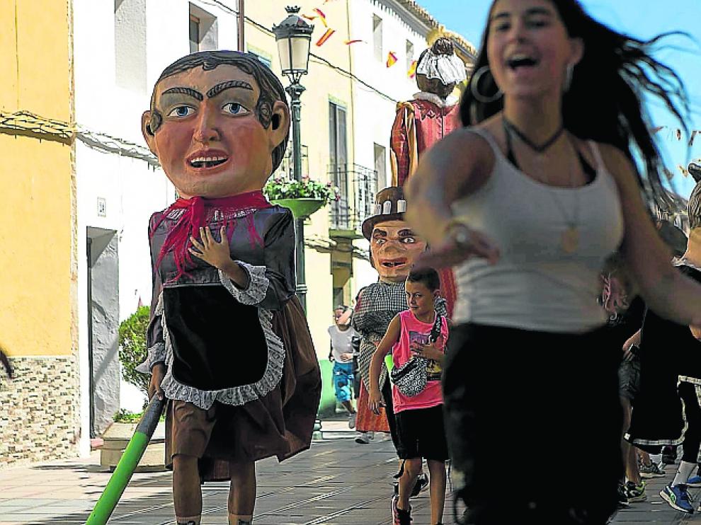 Los cabezudos recorrieron las calles de María de Huerva.