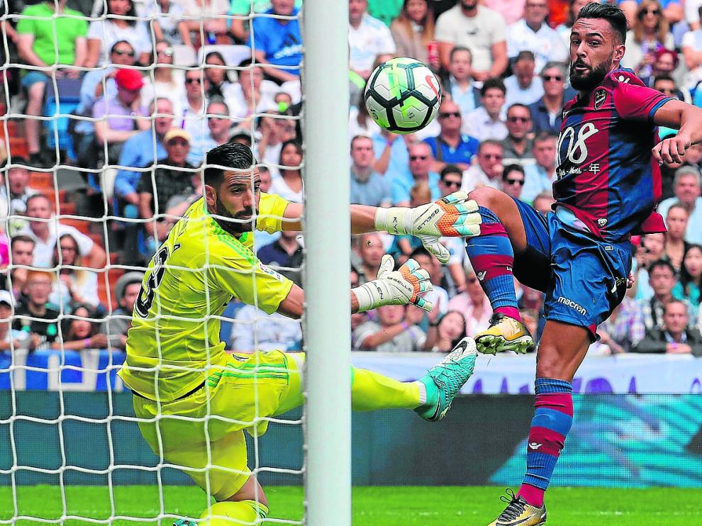 Ivi le marca un gol a Kiko Casilla durante un partido entre el Levante y el Real Madrid en el Santiago Bernabéu.