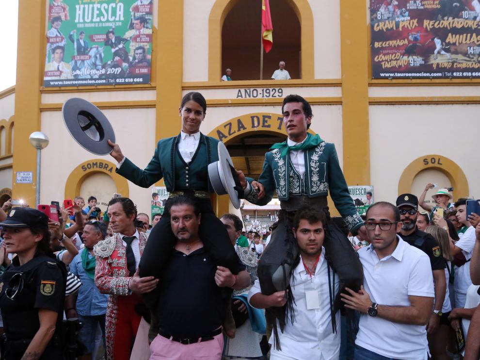 Lea Vicens y el aragonés Mario Pérez Langa, en la salida a hombros de la plaza de Huesca.