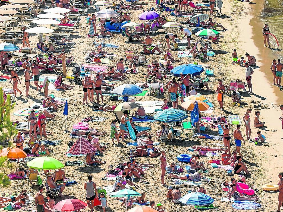 Los bañistas llenaron este miércoles la playa de Levante en Salou, uno de los destinos preferidos por los aragoneses.