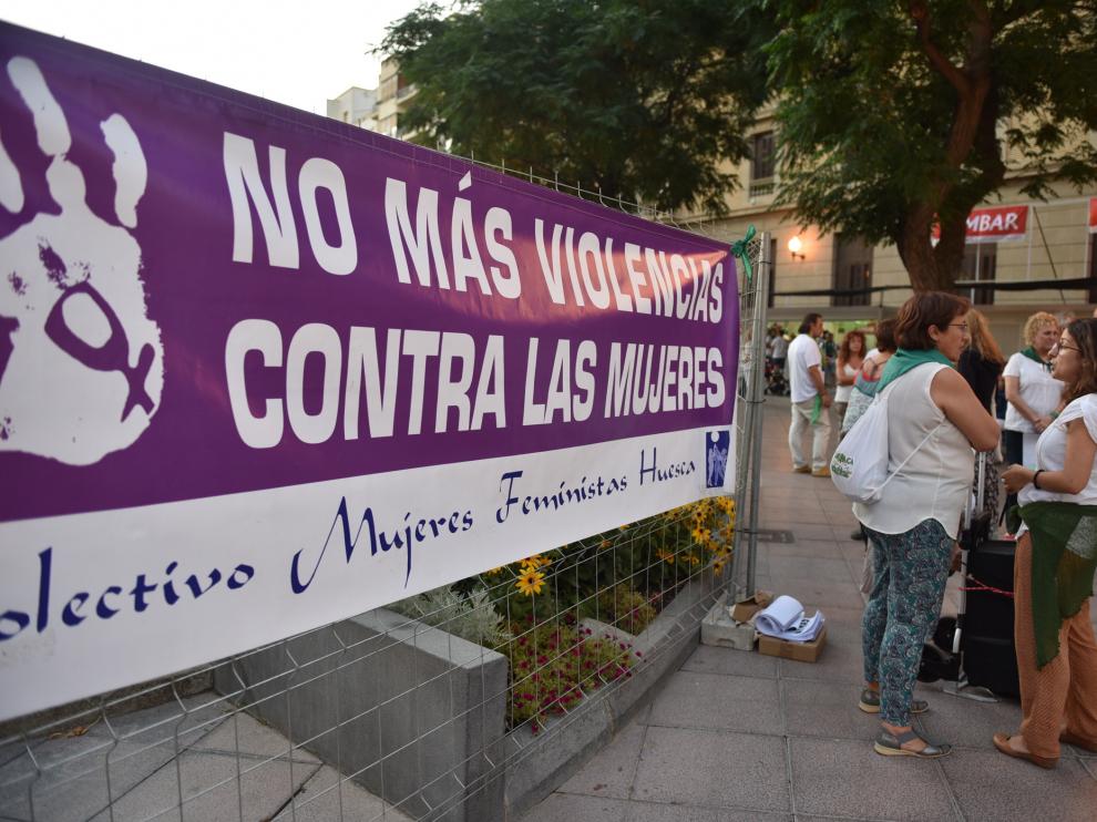 Protesta en Huesca por los delitos contra la libertad sexual de la mujer este martes.
