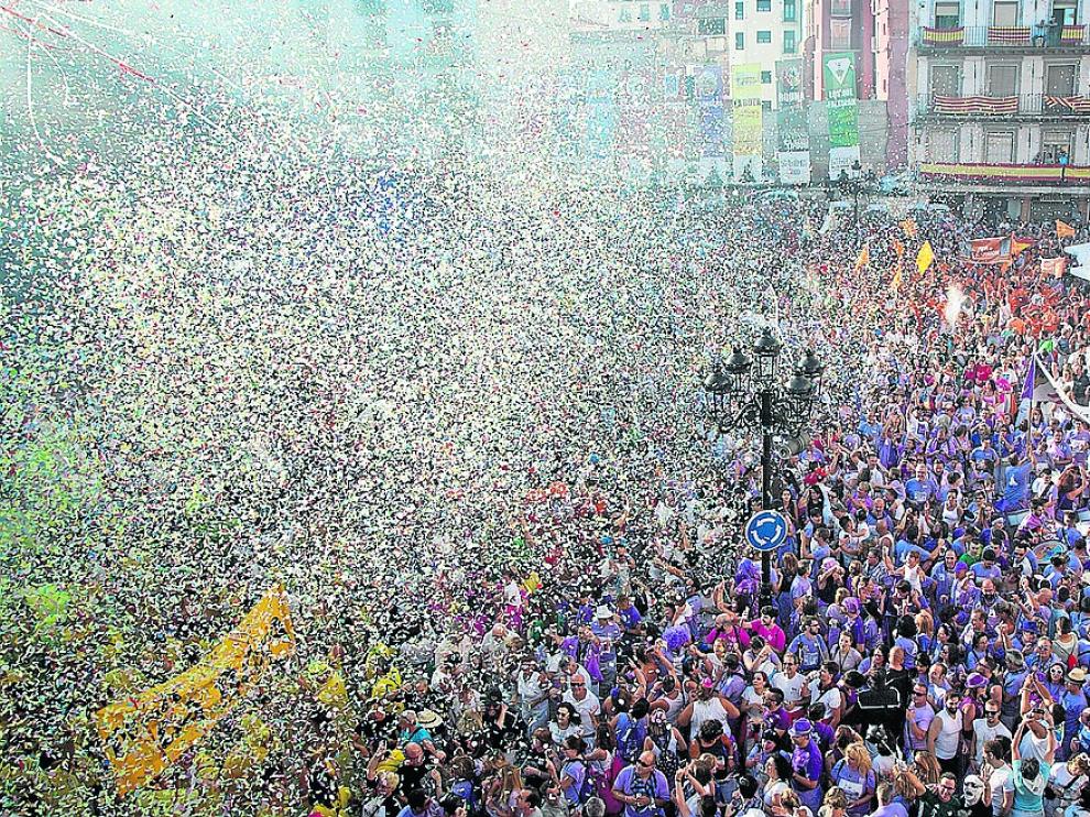 La plaza de España se inundó de confeti poco después del cohete anunciador.