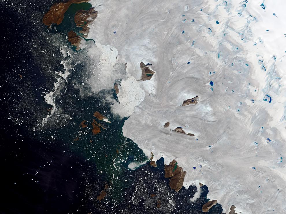 - (Greenland), 30/07/2019.- A handout photo made available by NASA Earth Observatory of a satellite image showing meltwater ponding in northwest Greenland near the ice sheet's edge, 30 July 2019 (issued 02 August 2019). In late July 2019, a major melting event spread across the Greenland Ice Sheet. Billions of tons of meltwater streamed into the Atlantic Ocean throughout the month, making a direct and immediate contribution to sea level rise. (Groenlandia) EFE/EPA/NASA EARTH OBSERVATORY HANDOUT HANDOUT EDITORIAL USE ONLY Warm weather brings major melting to Greenland