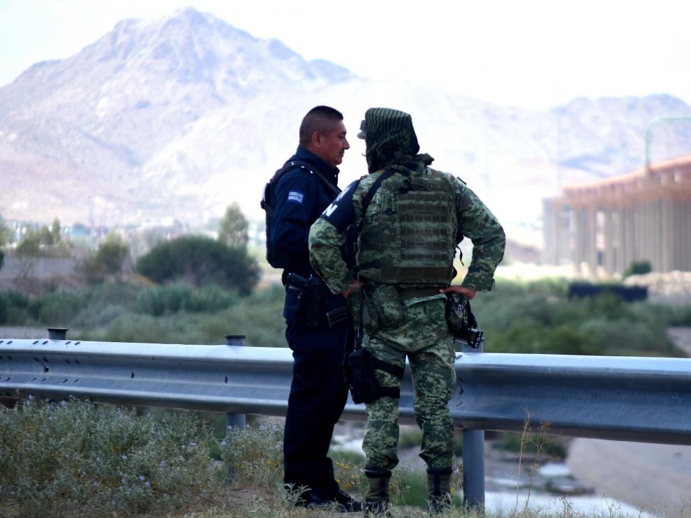 Elementos de la Guardia Nacional y policías municipales vigilan en los alrededores del río Bravo.