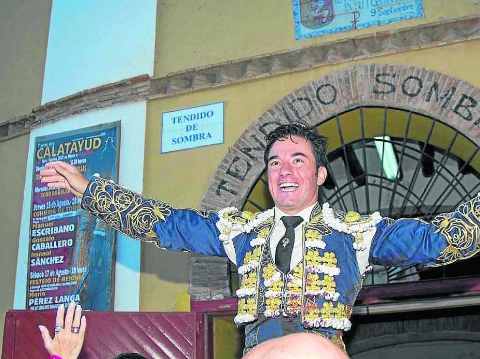 Imanol Sánchez saliendo del coso bilbilitano