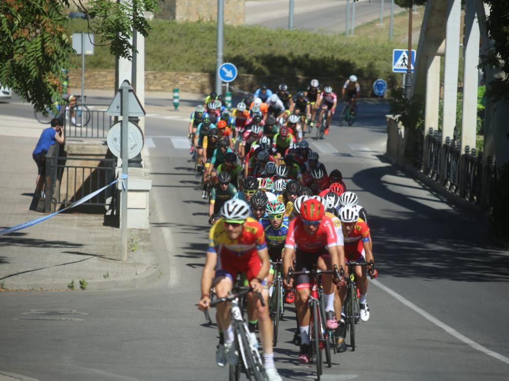 El pelotón rueda por uno de los tramos del circuito urbano en Huesca.