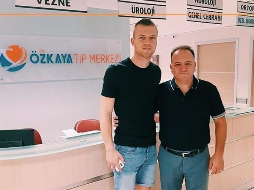Jovanovic, en la clínica en la que ha pasado el reconocimiento médico en Turquía.