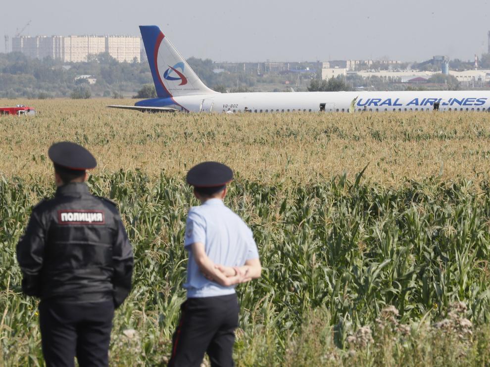 Un Airbus 321 aterriza de urgencia en un campo de maíz en las afueras de Moscú.