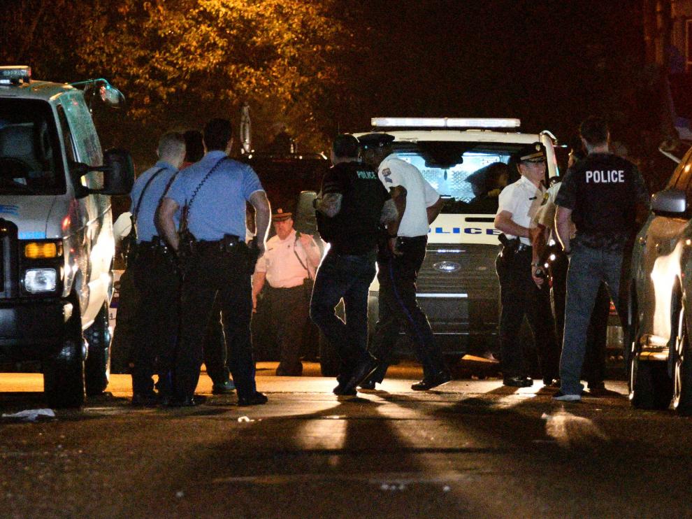 Un hombre se atrinchera ocho horas y hiere a varios policías en Filadelfia.