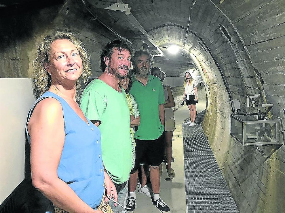 Visitantes en una de las galerías de la presa de El Grado, cuya construcción empezó en 1955.