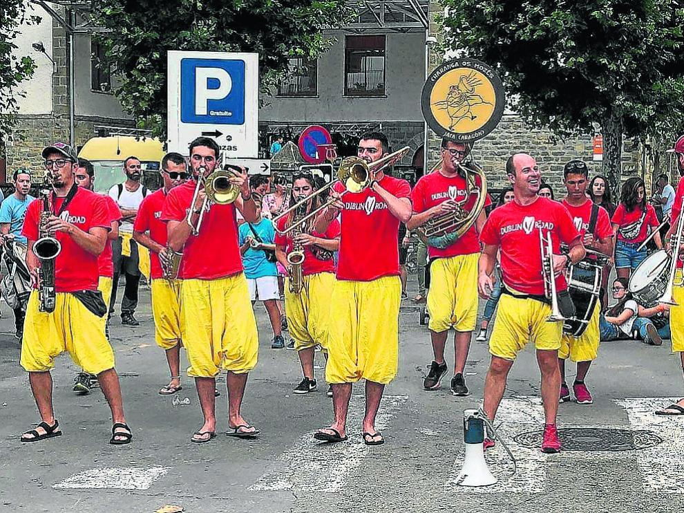 Pasacalles de la charanga Os Mozés, de Jaca, que ameniza las fiestas de Biescas.