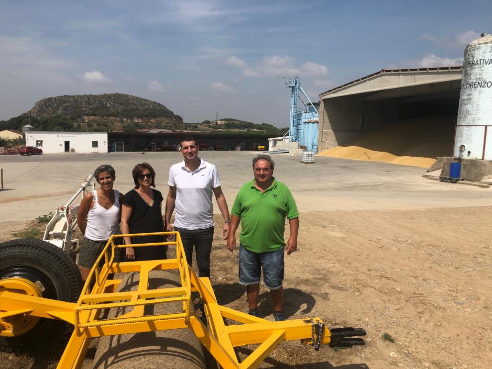 Patricia Abad y Lourdes Beguer, administrativas de la cooperativa San Lorenzo de Estadilla, junto al gerente, Alfonso Fumaz, y Antonio Cama, su presidente.