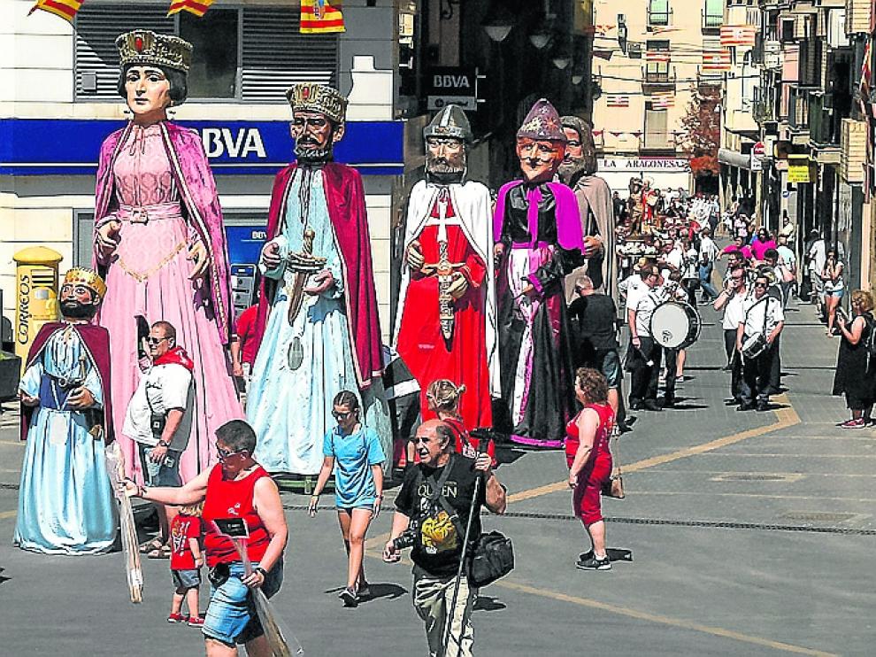 Los gigantes encabezan la procesión en honor del patrón.