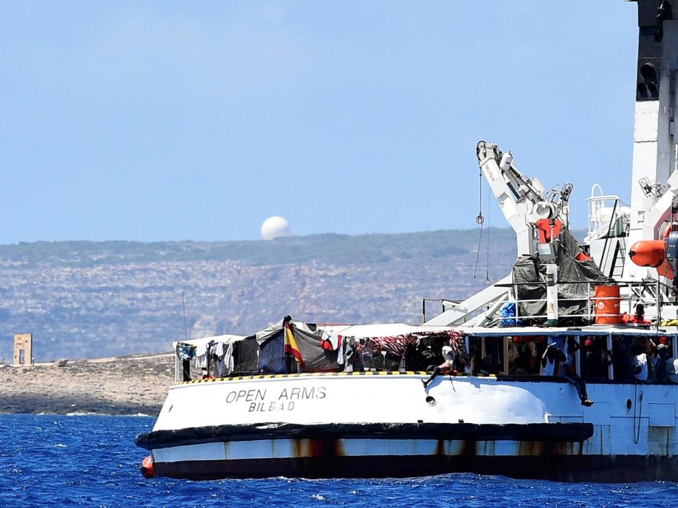 El barco de Open Arms espera con 134 migrantes a bordo frente a las costas de Lampedusa.