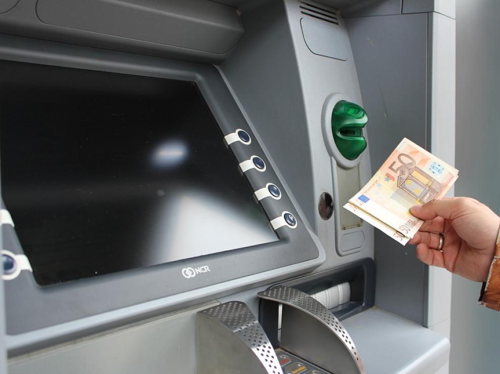En algunas poblaciones aragonesas, sacar dinero es impensable, pues no tienen cajero.