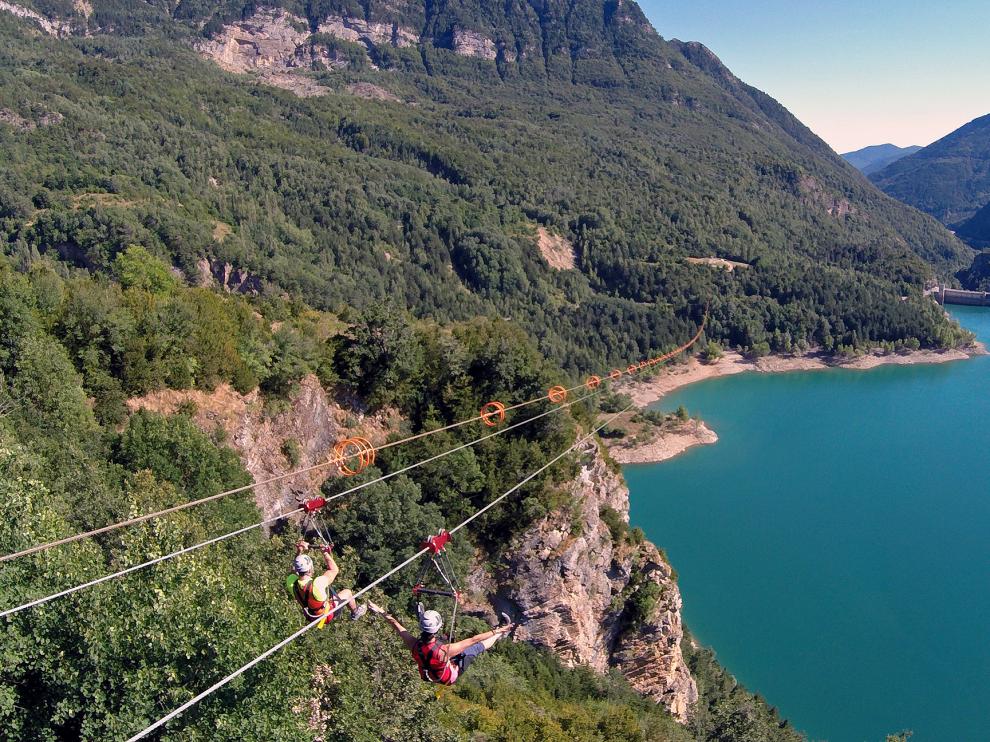 La sensación de libertad es total desde tirolinas gigantes como la del Valle de Tena (1 kilómetro de longitud), que ofrece una panorámica espectacular
