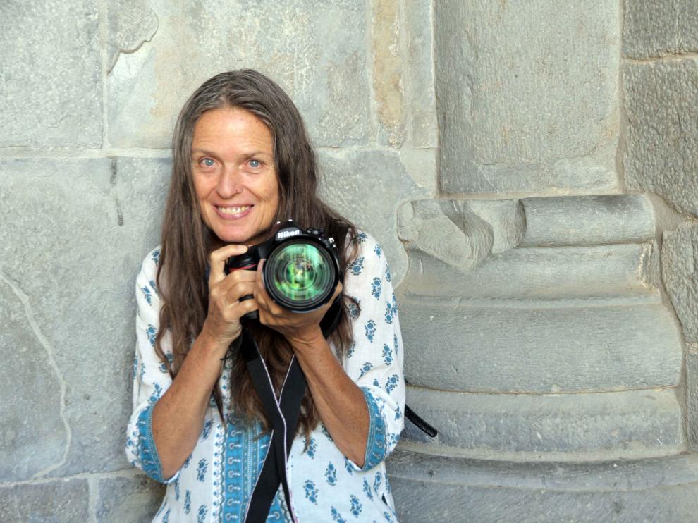 Ouka Leele, cámara en mano, este viernes en la catedral de Jaca.