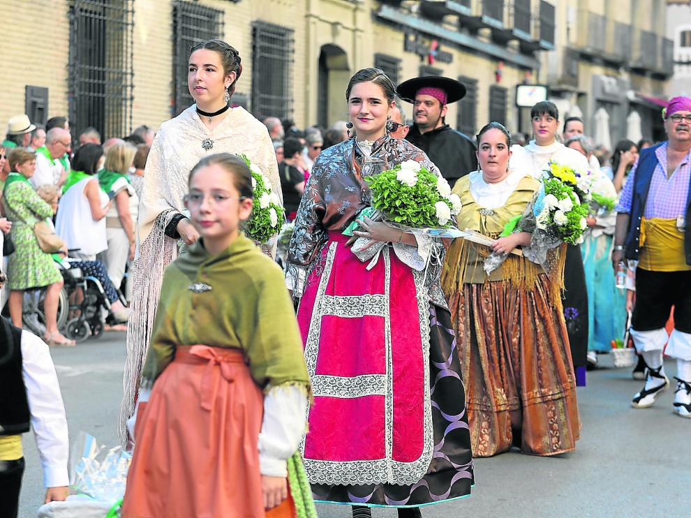 Personas de todas las edades participaron en la ofrenda luciendo trajes tradicionales o típicos de distintas épocas y zonas de Aragón.
