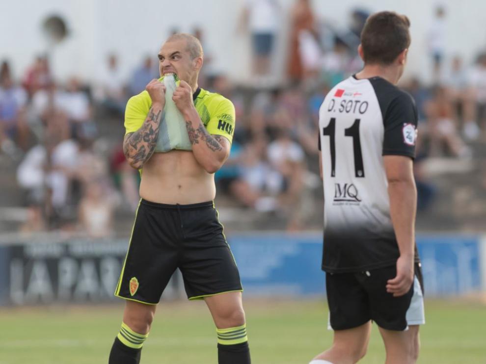 10 de agosto de 2019. Tudela. Partido de cierre de la pretremporada del Real Zaragoza en el campo del Tudelano. Pombo muerde la camiseta tras fallar un gol, en lo que seguramente va a ser su último partido como zaragocista antes de salir hacia otro equipo.