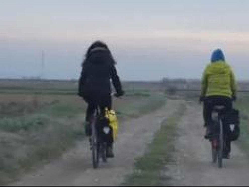 A golpe de pedal, recorrerán más de 2.500 kilómetros con un único objetivo: dar visibilidad a los territorios de los que no se habla. Edurne y Ana, junto con otras dos amigas, han iniciado el proyecto 'Biela y Tierra' donde tienden un puente entre el mundo rural y el urbano, dando a conocer una agricultura sostenible del norte de España.