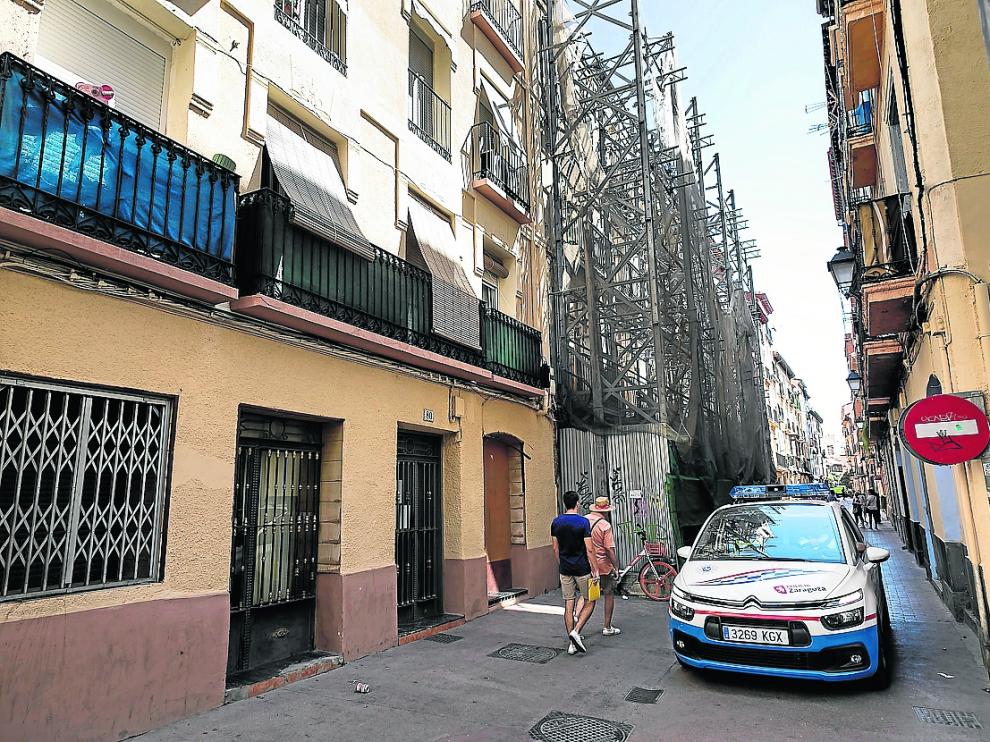 Una patrulla de la Policía Local, en la calle de Ramón Pignatelli el pasado viernes