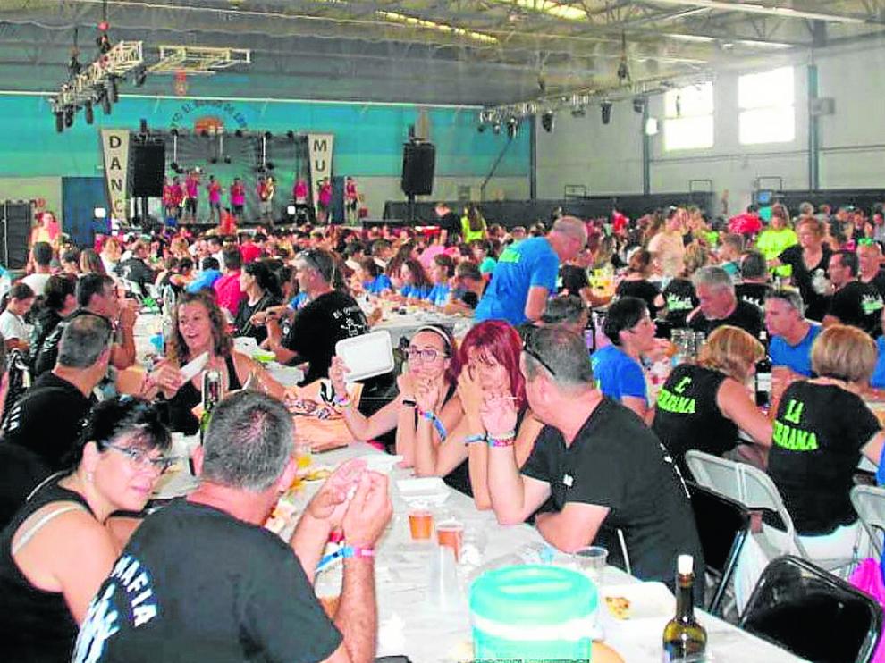 Cerca de 700 vecinos se reunieron en el pabellón para degustar la paella popular y disfrutar de los concursos de las peñas