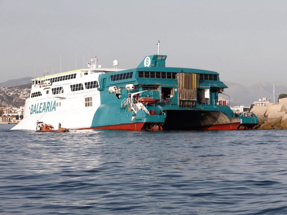 Encalla un ferri con cerca de 400 pasajeros en el puerto de Denia.