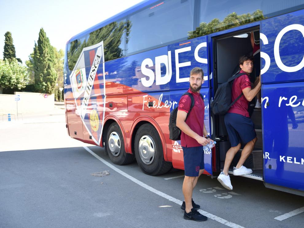 Jorge Pulido y Pedro Mosquera suben al autobús de la SD Huesca.