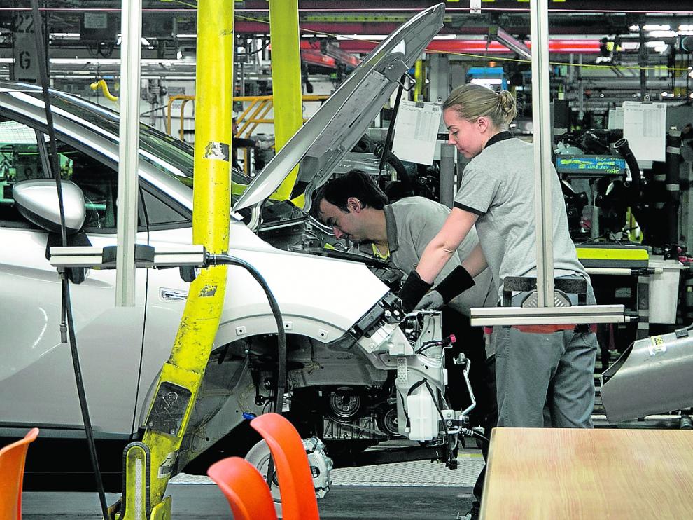 Imagen de 2018 de trabajadores de Opel PSA en una de las líneas de montaje de la planta.