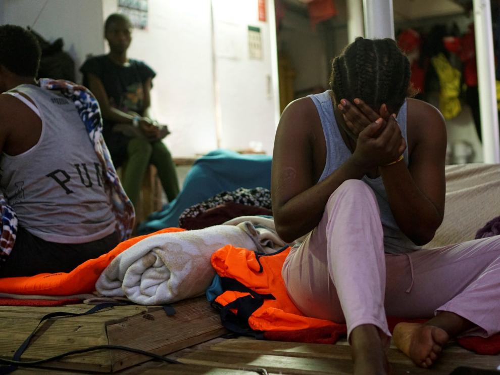 Una de los 134 migrantes que llevan 16 días a bordo del Open Arms en situación crítica.