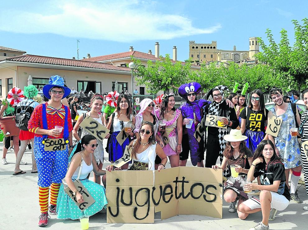 Peñistas y grupos de amigos caracterizados con sus disfraces se dieron cita este sábado por la tarde.