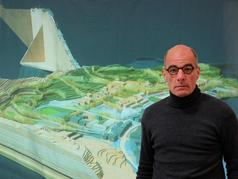 Antonio Sanmartín, ante de una imagen de Benasque con la proyectada telecabina al fondo.