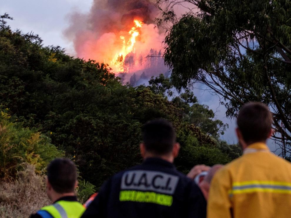 El fuego comenzó en la tarde de este sábado