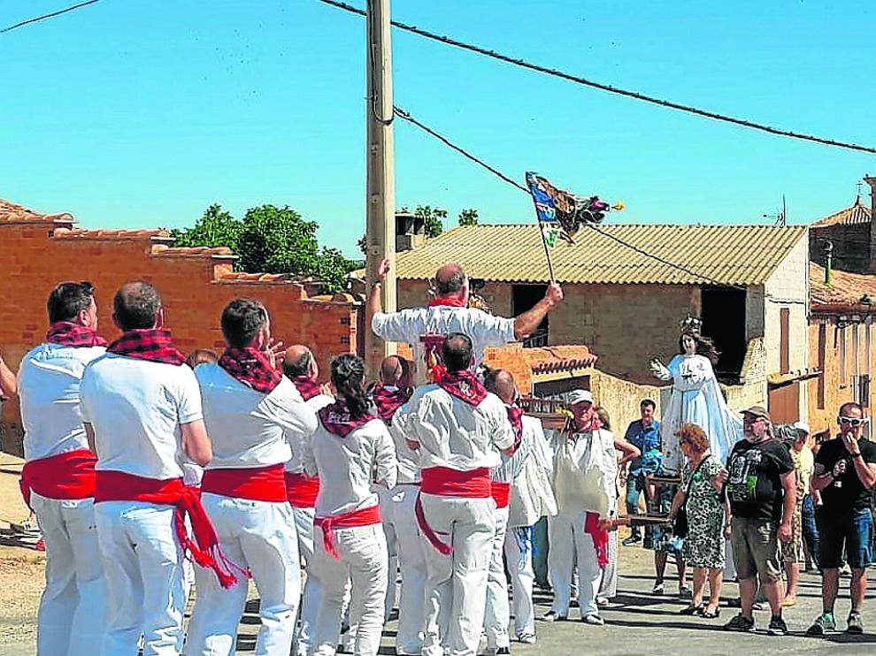 Un grupo de danzantes, con los músicos que animaron el Baile de San Roque.